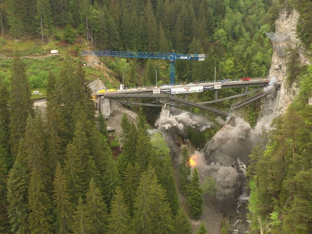 Storico ponte ferroviario distrutto per errore con la dinamite: video