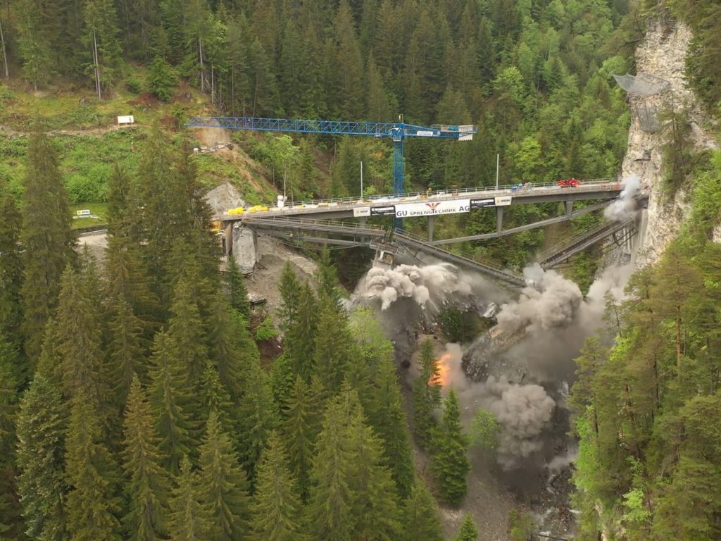 Histórico puente ferroviario destruido por error con dinamita: vídeo