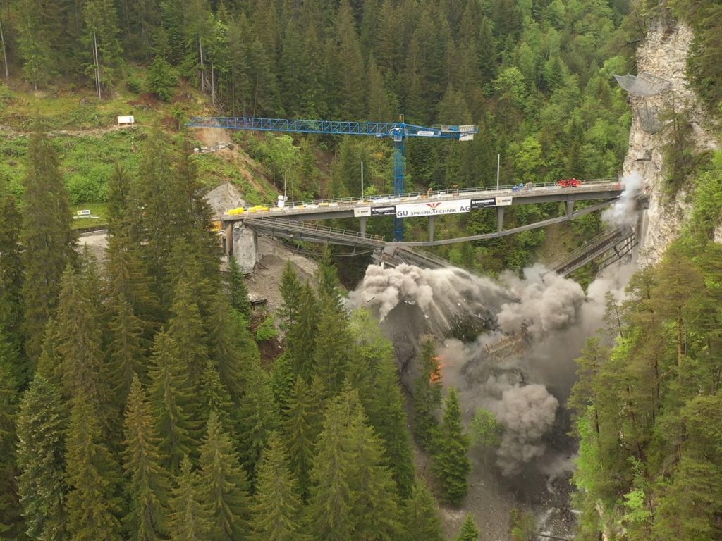 Storico ponte ferroviario distrutto per errore con la dinamite: video