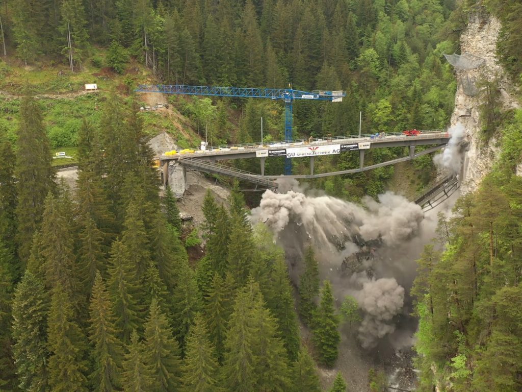 Storico ponte ferroviario distrutto per errore con la dinamite: video