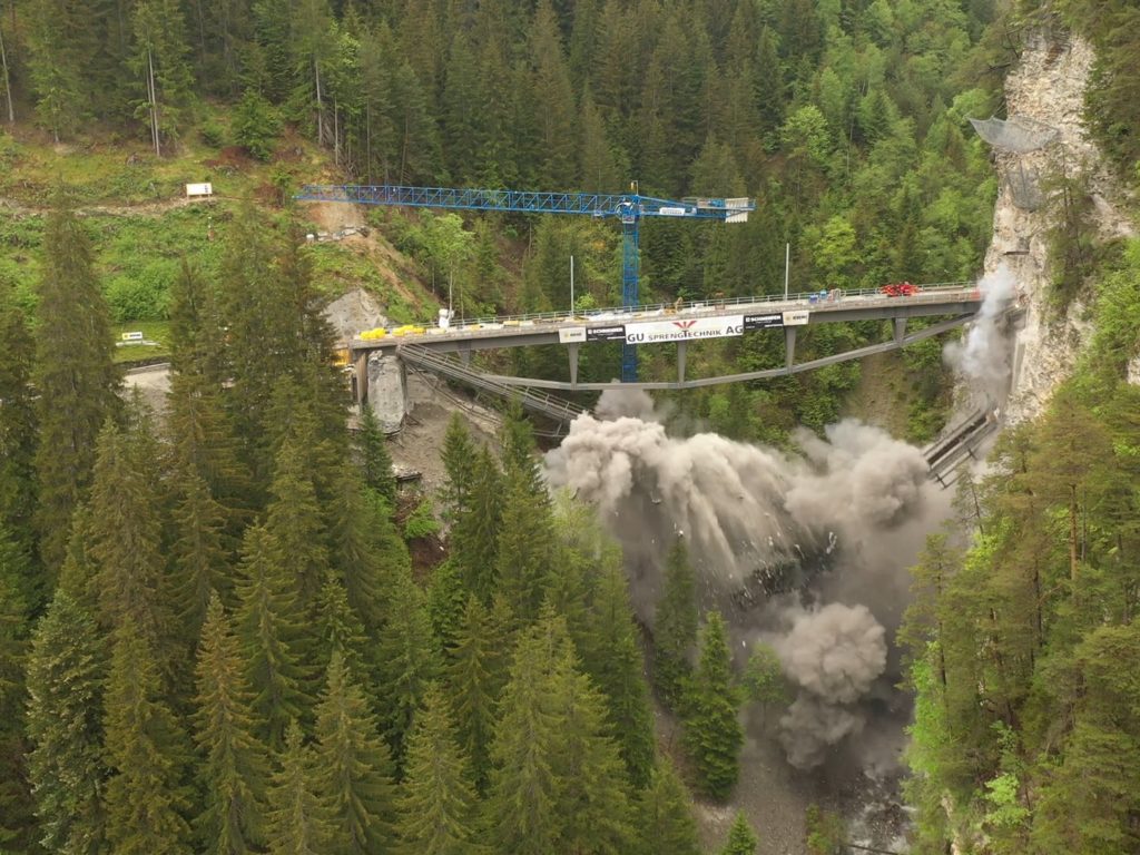 Storico ponte ferroviario distrutto per errore con la dinamite: video