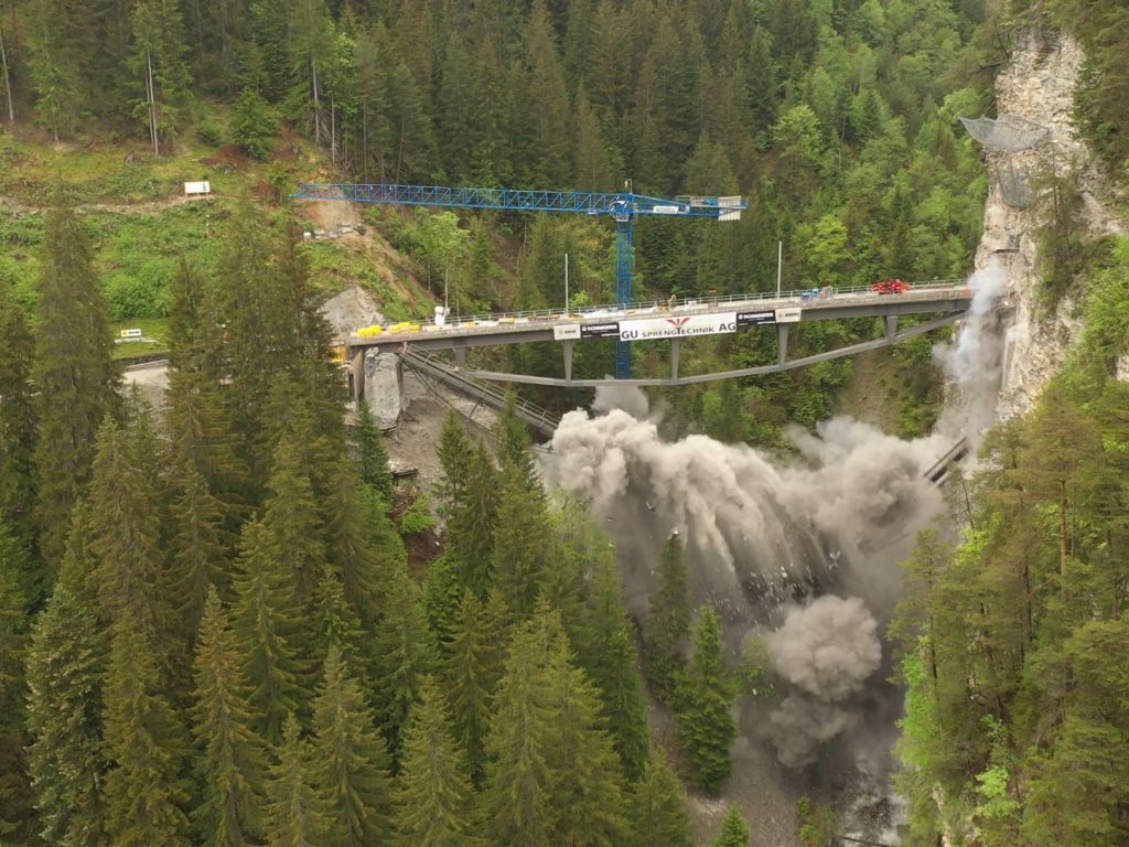 Historische Eisenbahnbrücke versehentlich mit Dynamit zerstört: Video