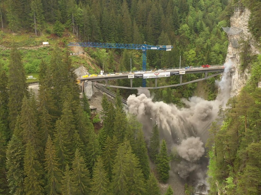 Storico ponte ferroviario distrutto per errore con la dinamite: video