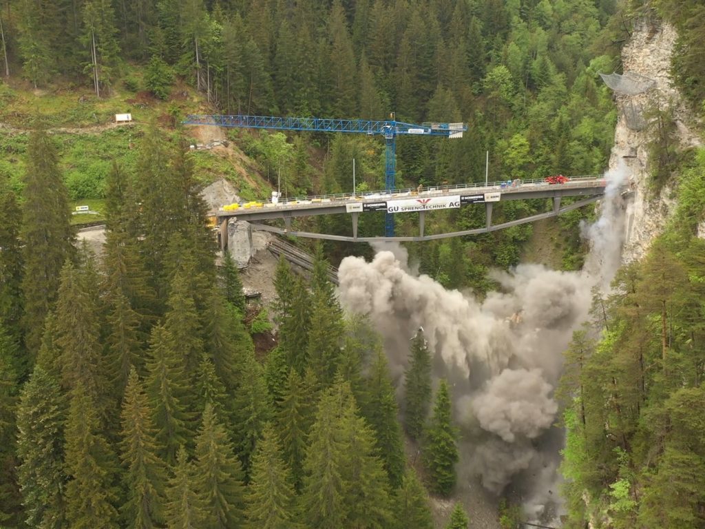 Storico ponte ferroviario distrutto per errore con la dinamite: video