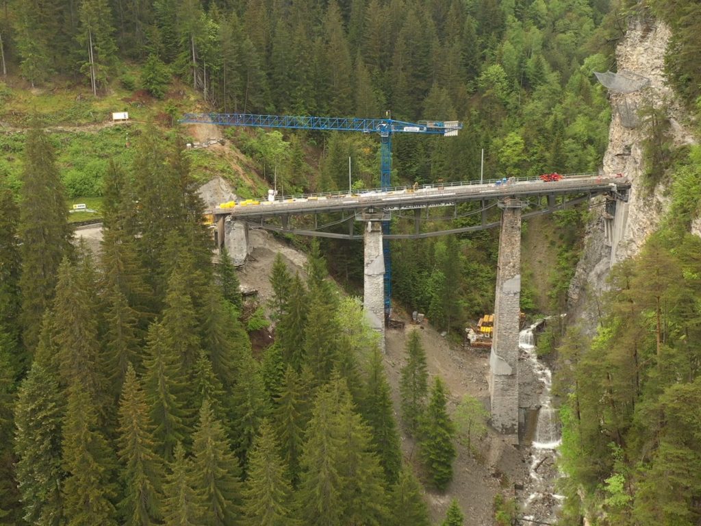 Storico ponte ferroviario distrutto per errore con la dinamite: video