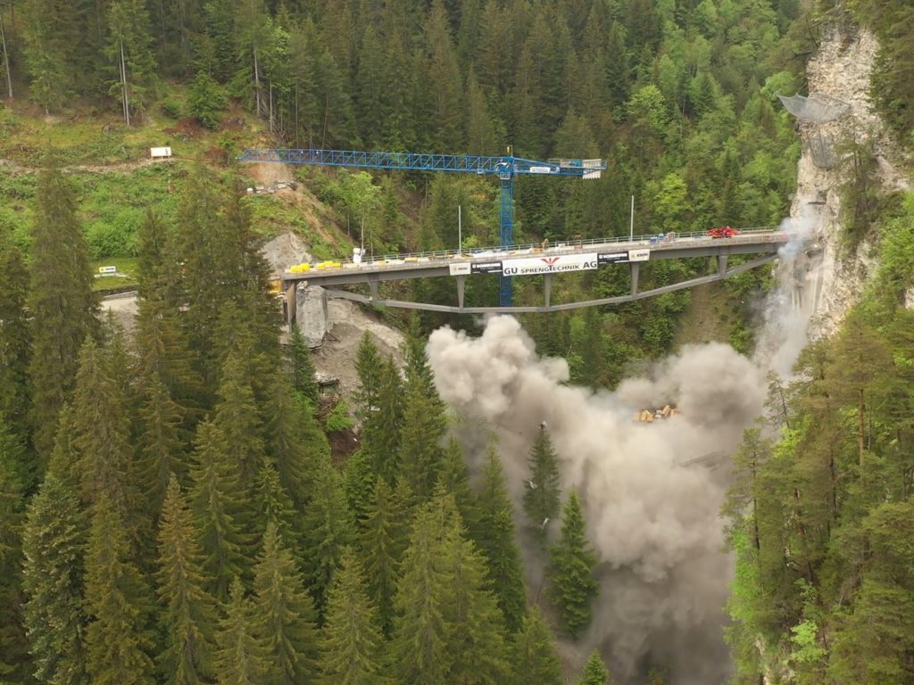 Histórico puente ferroviario destruido por error con dinamita: vídeo