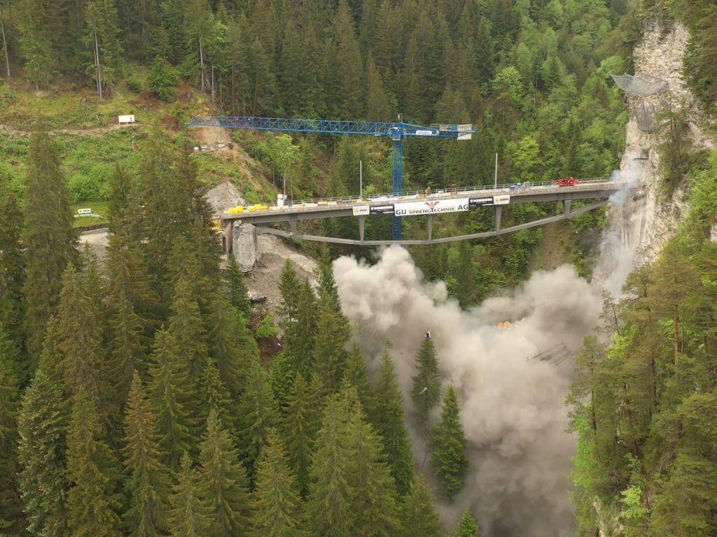 Storico ponte ferroviario distrutto per errore con la dinamite: video