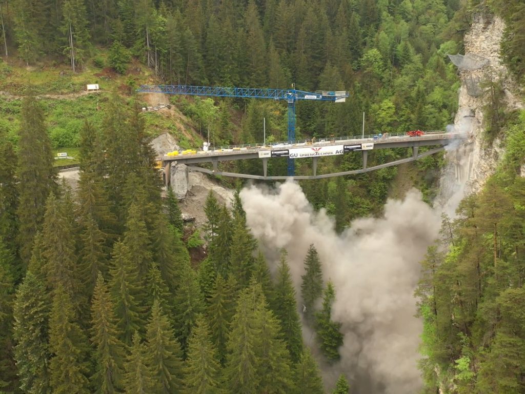 Storico ponte ferroviario distrutto per errore con la dinamite: video