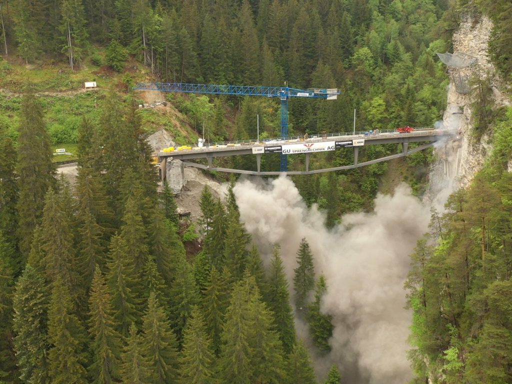 Storico ponte ferroviario distrutto per errore con la dinamite: video