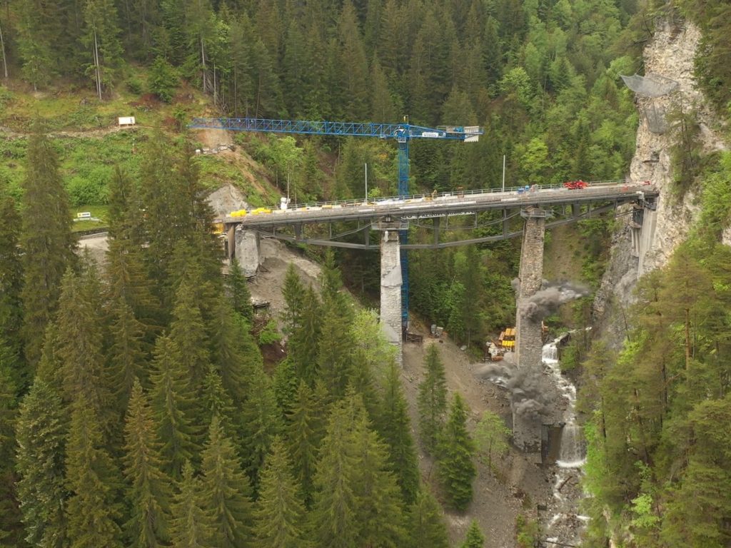 Storico ponte ferroviario distrutto per errore con la dinamite: video