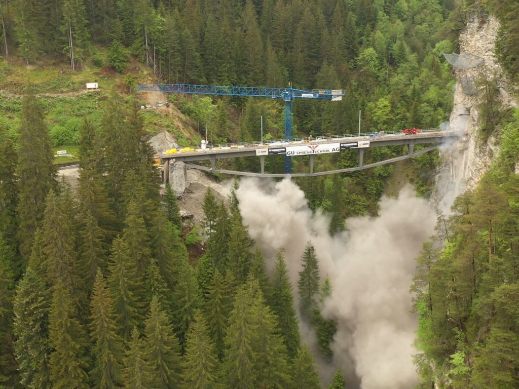 Storico ponte ferroviario distrutto per errore con la dinamite: video