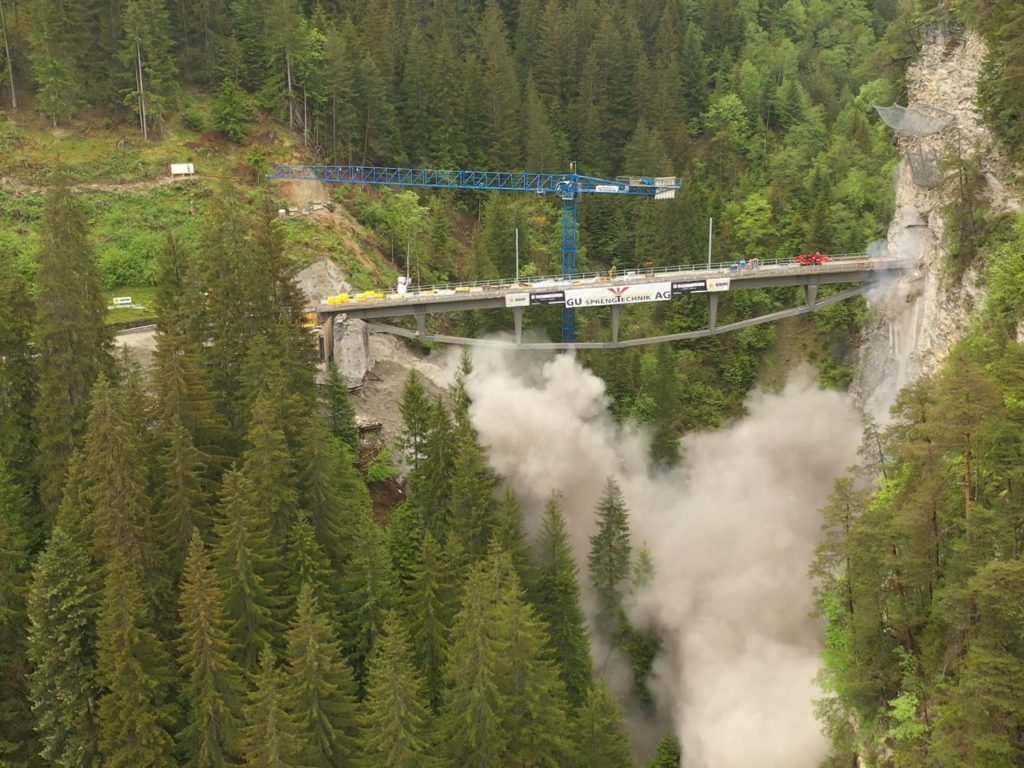 Historische Eisenbahnbrücke versehentlich mit Dynamit zerstört: Video