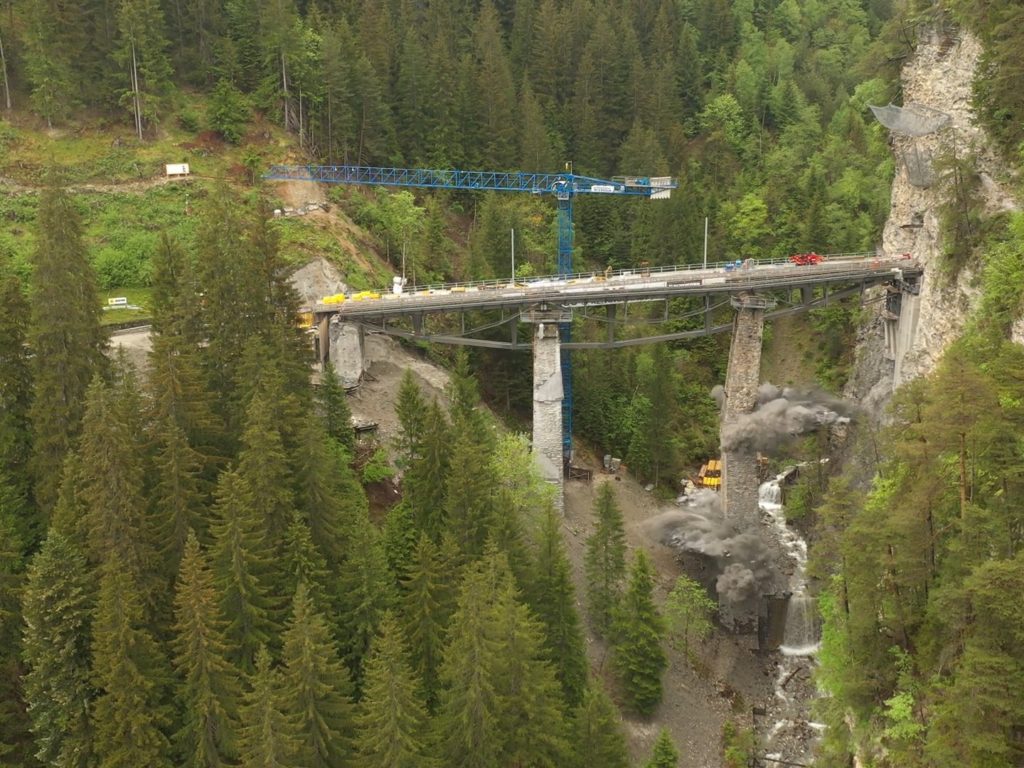 Historische Eisenbahnbrücke versehentlich mit Dynamit zerstört: Video