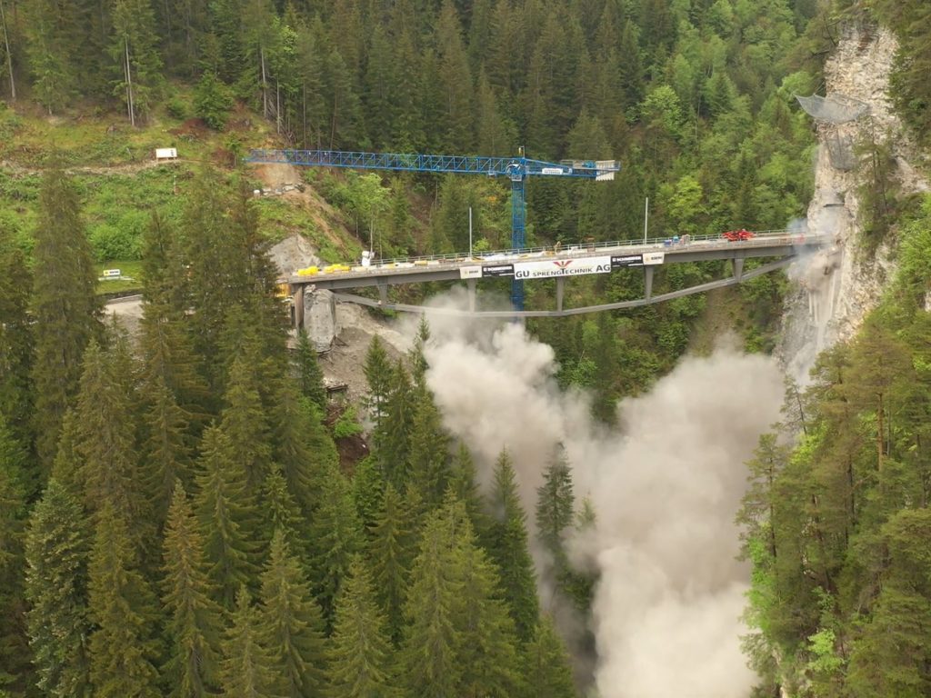 Storico ponte ferroviario distrutto per errore con la dinamite: video