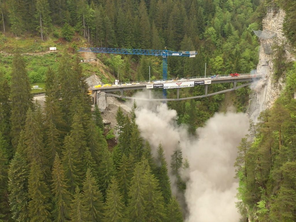 Storico ponte ferroviario distrutto per errore con la dinamite: video