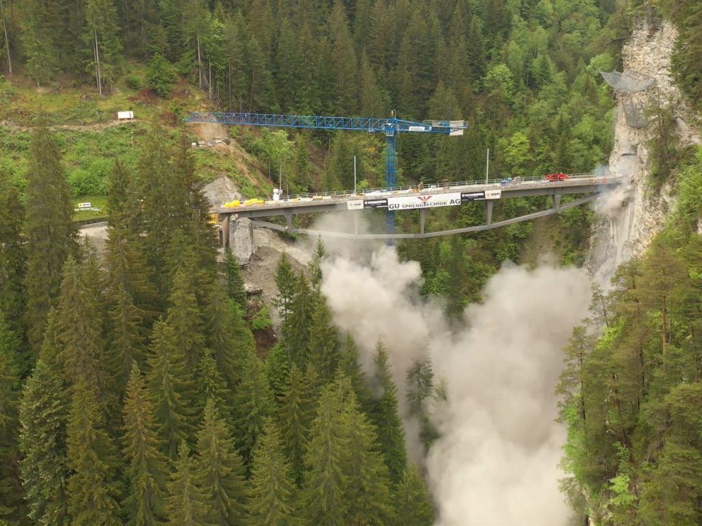 Historische Eisenbahnbrücke versehentlich mit Dynamit zerstört: Video