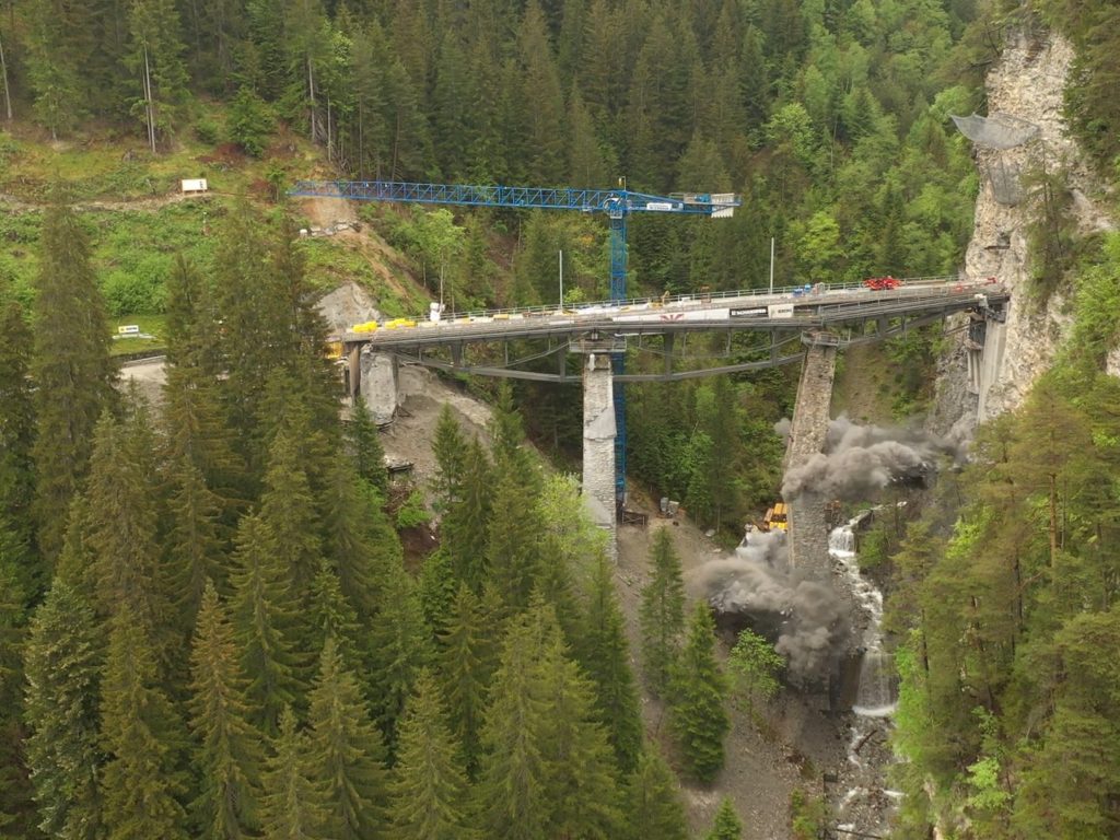 Histórico puente ferroviario destruido por error con dinamita: vídeo