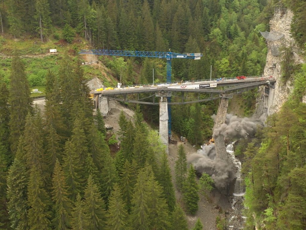 Storico ponte ferroviario distrutto per errore con la dinamite: video