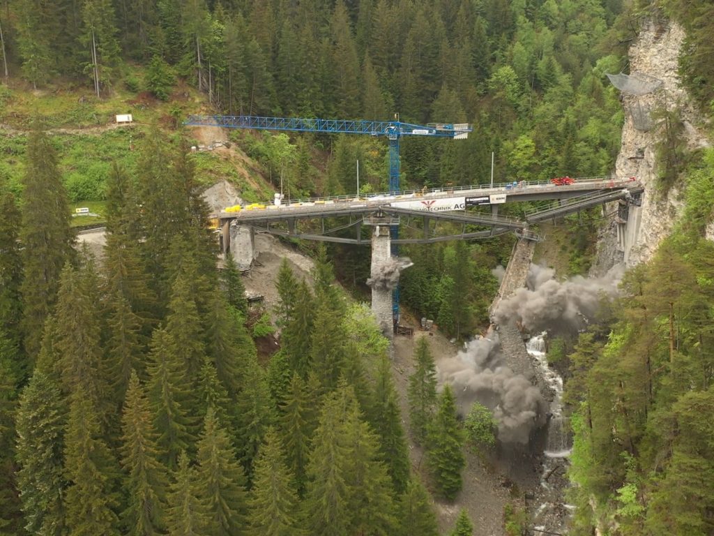 Historische Eisenbahnbrücke versehentlich mit Dynamit zerstört: Video