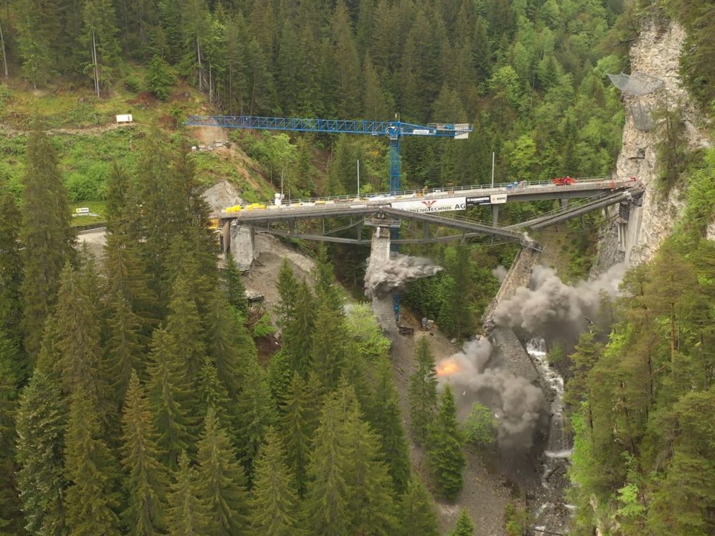 Storico ponte ferroviario distrutto per errore con la dinamite: video