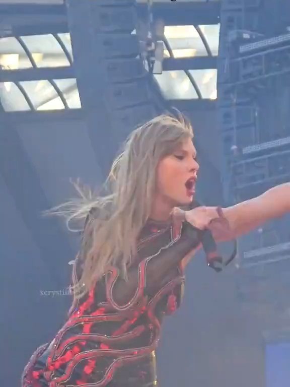 Taylor Swift obligada a comer mocos en el escenario: la culpa es del frío