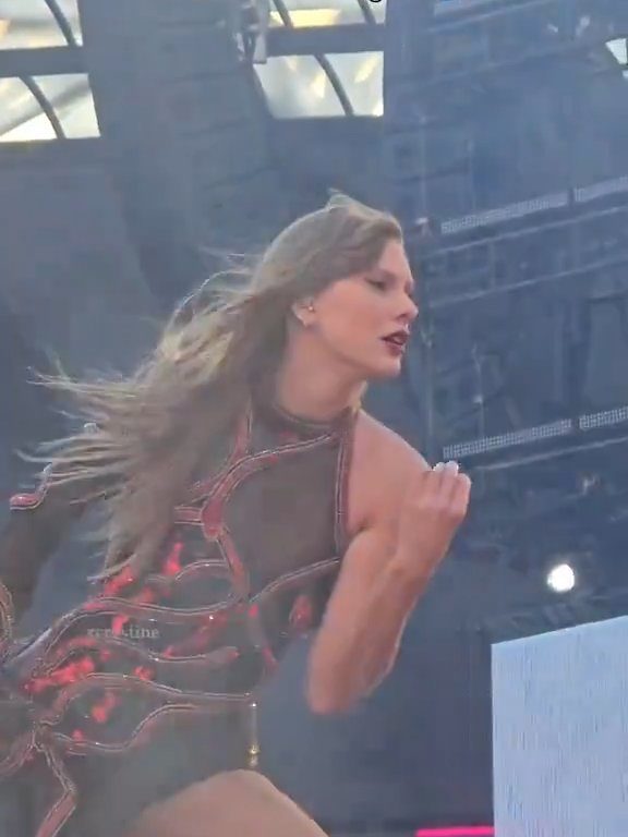 Taylor Swift obligada a comer mocos en el escenario: la culpa es del frío