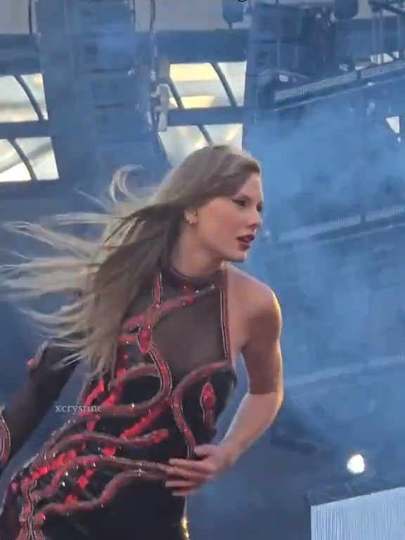 Taylor Swift obligada a comer mocos en el escenario: la culpa es del frío