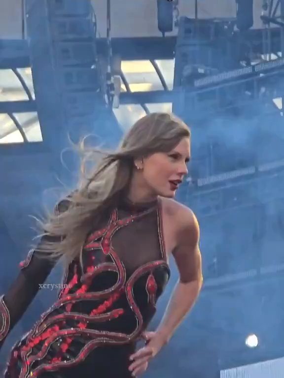 Taylor Swift obligada a comer mocos en el escenario: la culpa es del frío