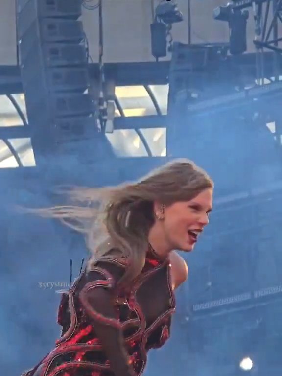 Taylor Swift obligada a comer mocos en el escenario: la culpa es del frío