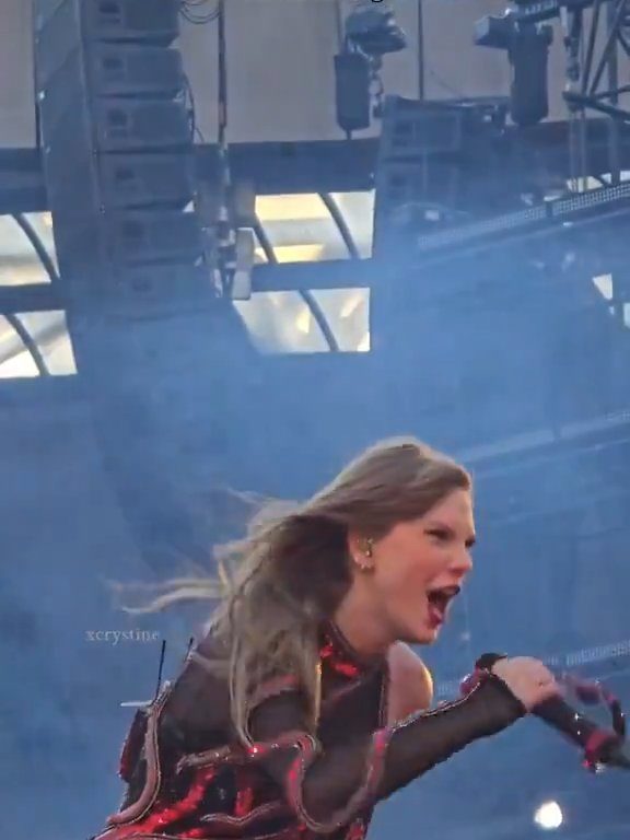 Taylor Swift obligada a comer mocos en el escenario: la culpa es del frío