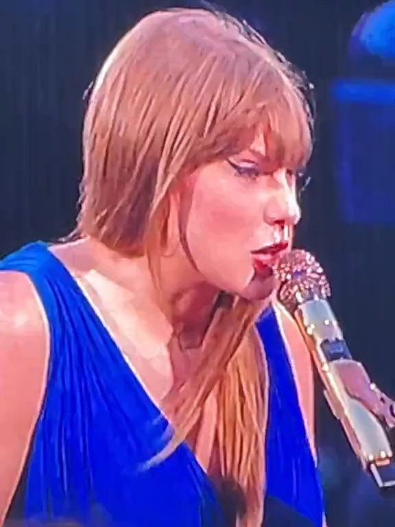 Taylor Swift obligada a comer mocos en el escenario: la culpa es del frío