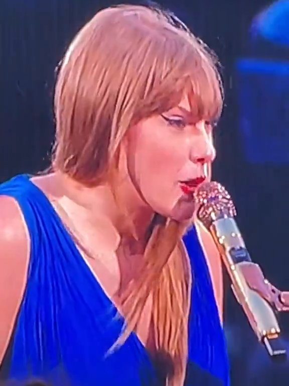 Taylor Swift obligada a comer mocos en el escenario: la culpa es del frío