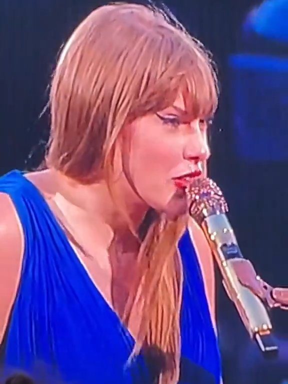 Taylor Swift obligada a comer mocos en el escenario: la culpa es del frío