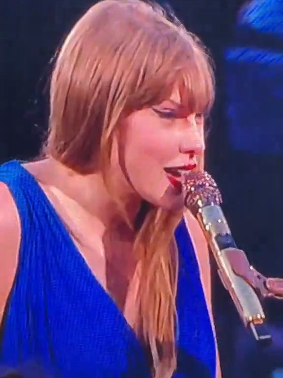 Taylor Swift obligada a comer mocos en el escenario: la culpa es del frío