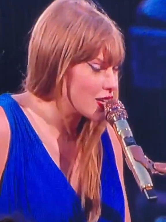 Taylor Swift obligada a comer mocos en el escenario: la culpa es del frío