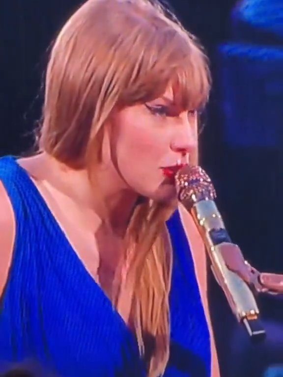 Taylor Swift obligada a comer mocos en el escenario: la culpa es del frío