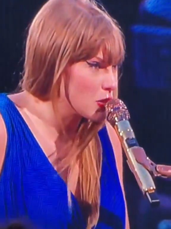 Taylor Swift obligada a comer mocos en el escenario: la culpa es del frío