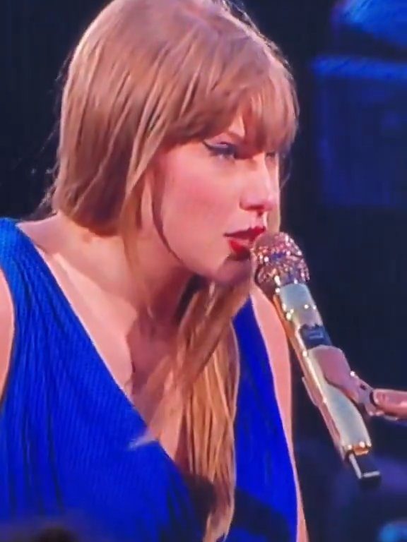 Taylor Swift obligada a comer mocos en el escenario: la culpa es del frío