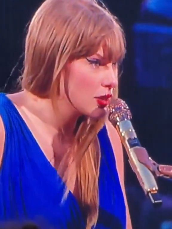 Taylor Swift obligada a comer mocos en el escenario: la culpa es del frío