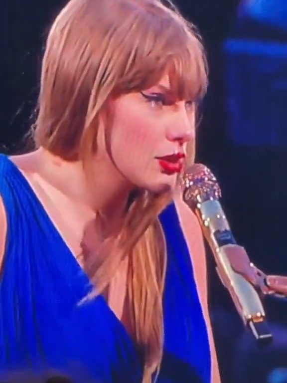 Taylor Swift obligada a comer mocos en el escenario: la culpa es del frío