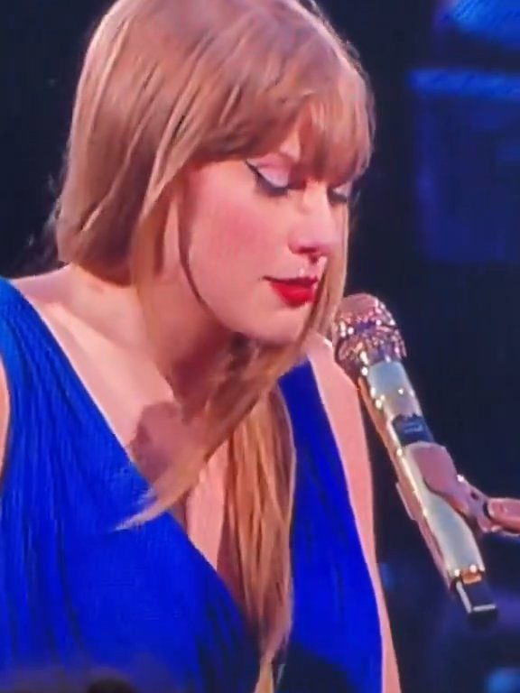 Taylor Swift obligada a comer mocos en el escenario: la culpa es del frío