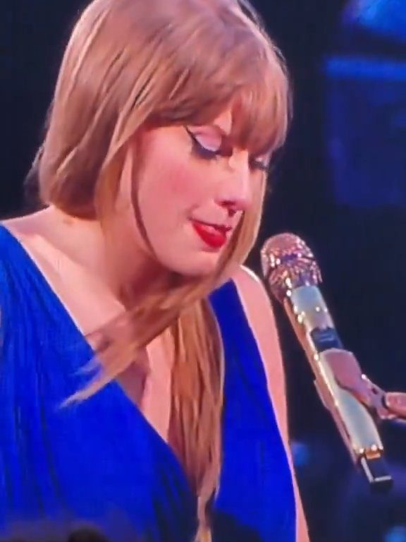 Taylor Swift obligada a comer mocos en el escenario: la culpa es del frío