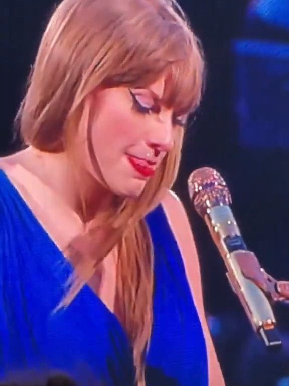 Taylor Swift obligada a comer mocos en el escenario: la culpa es del frío