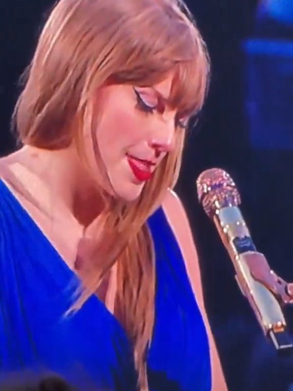 Taylor Swift obligada a comer mocos en el escenario: la culpa es del frío