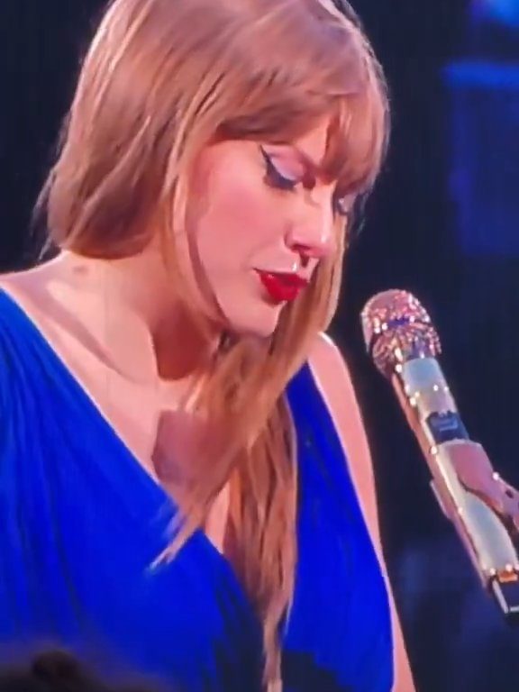 Taylor Swift obligada a comer mocos en el escenario: la culpa es del frío