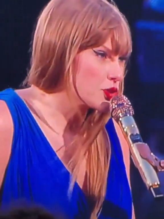 Taylor Swift obligada a comer mocos en el escenario: la culpa es del frío