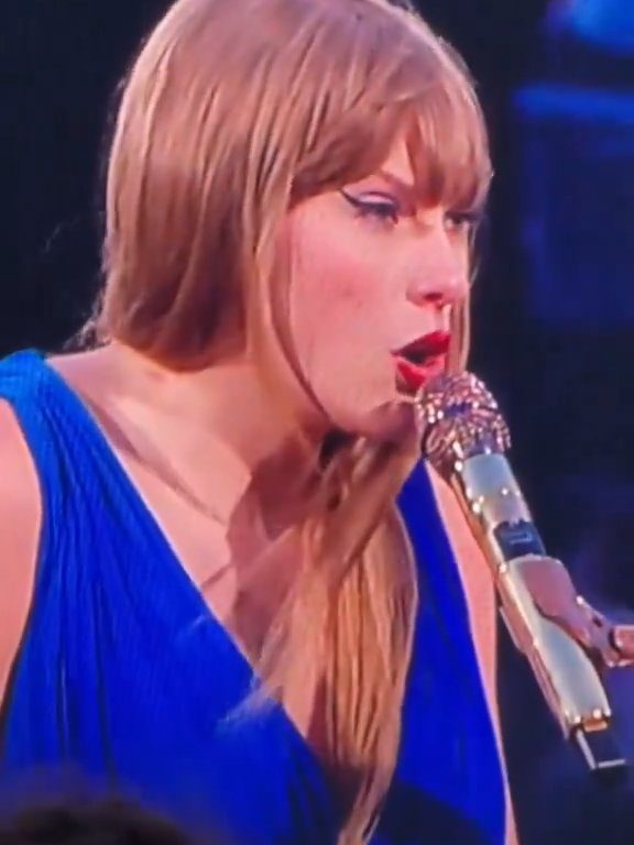 Taylor Swift obligada a comer mocos en el escenario: la culpa es del frío