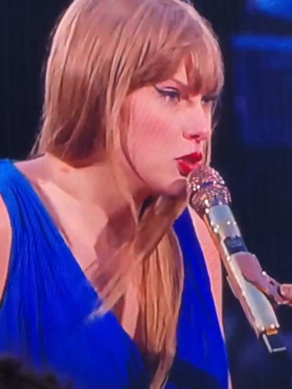 Taylor Swift obligada a comer mocos en el escenario: la culpa es del frío