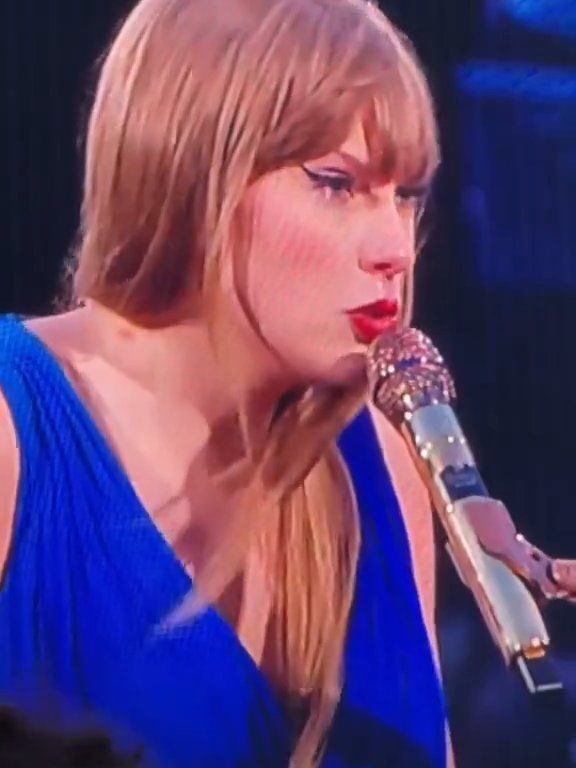 Taylor Swift obligada a comer mocos en el escenario: la culpa es del frío