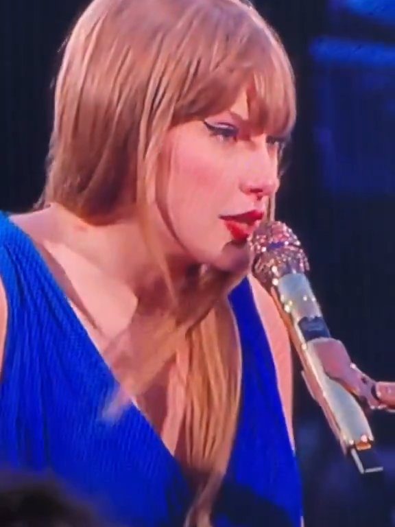 Taylor Swift obligada a comer mocos en el escenario: la culpa es del frío